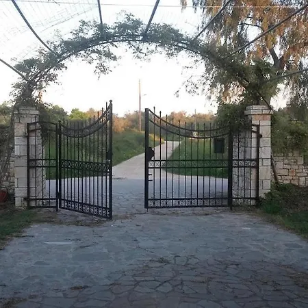 La Maison De La Riviere * Лефкими